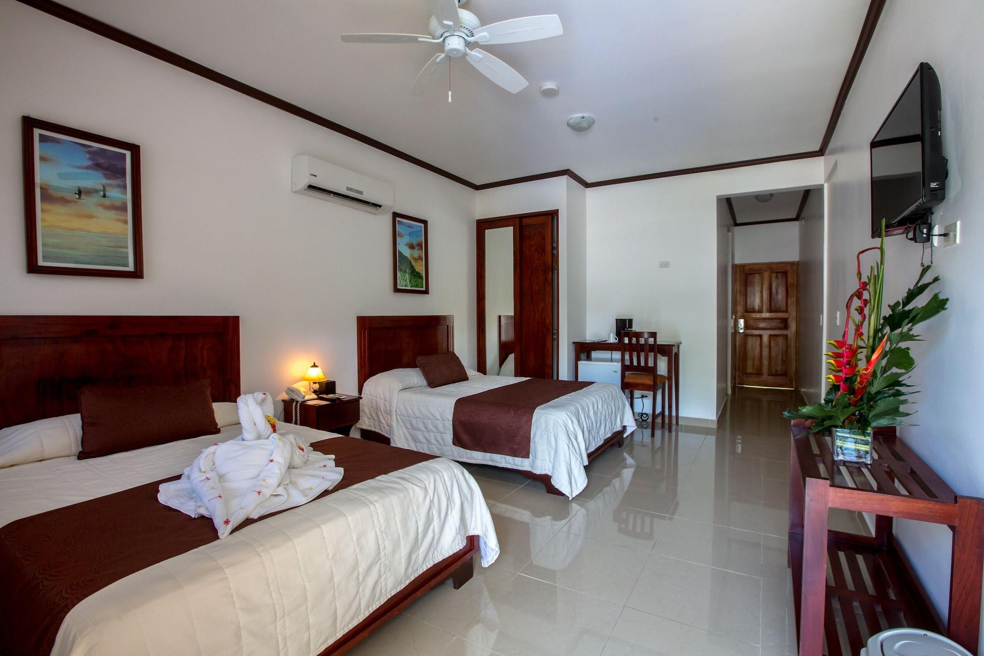 Hotel Arenas En Punta Leona Playa Agujas Exterior photo